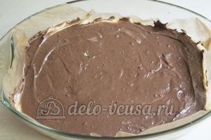 Пирог Утренняя роса: Добавить в форму шоколадное тесто