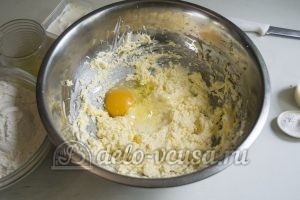 Пирог Утренняя роса: Добавить яйца