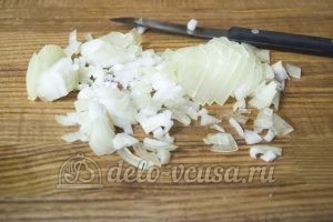 Салат Курочка ряба с грибами: Порезать лук