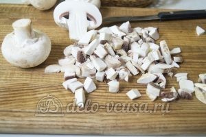 Салат Курочка ряба с грибами: Порезать грибы