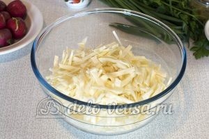 Салат с капустой и редиской: Капусту порезать