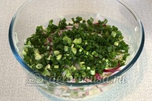 Салат с капустой и редиской: Порезать зеленый лук