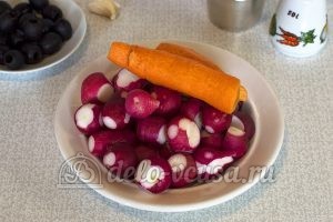 Салат из редиски с морковью: Подготовить овощи