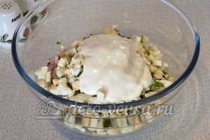 Салат из редиски с яйцом: Добавить сметану