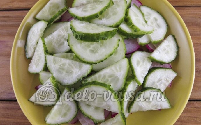 Салат из редиски с яйцом и огурцом: Кладем слой огурцов