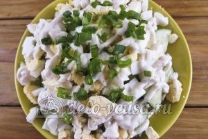Салат из редиски с яйцом и огурцом: Посыпать зеленым луком