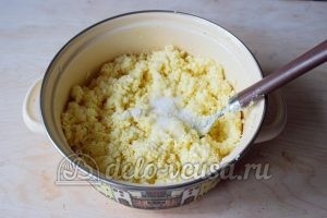 Сливочные сырники: Добавить сахар