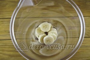Овсяный смузи с бананом и киви: Кладем банан в чашу