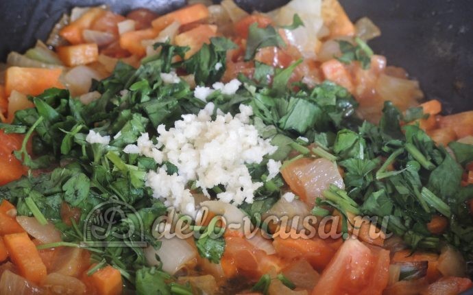 Стручковая фасоль с овощами: Зелень кладем в сковородку