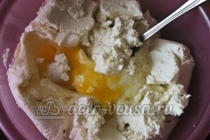 Ванильные сырники: Соединить творог и яйца