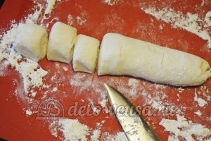 Ванильные сырники: Разделить колбаску на равные части