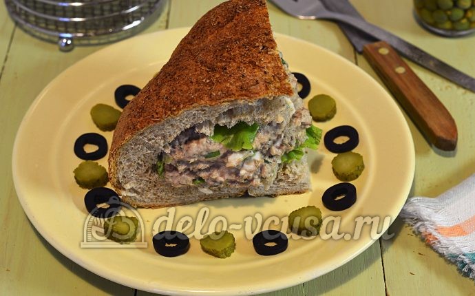 Фаршированный хлеб с рыбными консервами