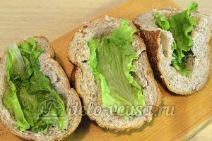 Фаршированный хлеб с рыбными консервами: В хлеб кладем листья салата