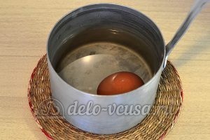 Фаршированный хлеб с рыбными консервами: Варим яйцо