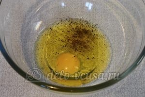 Маффины с кукурузой и зеленью: Взбить яйца
