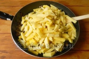 Жареная картошка с шампиньонами: Добавить картошку
