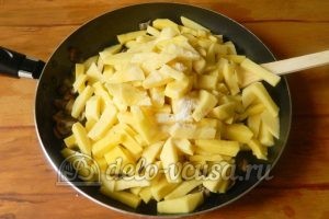 Жареная картошка с шампиньонами: Добавить соль