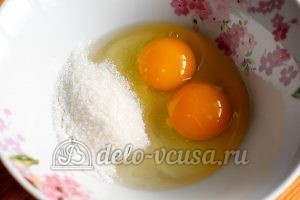 Блины из овсяных хлопьев: Соединить сахар и яйца