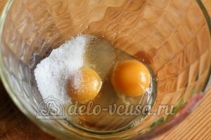 Блины с сырным припеком: Соединить яйца с солью и сахаром