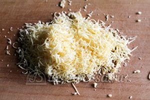 Блины с сырным припеком: Натереть сыр