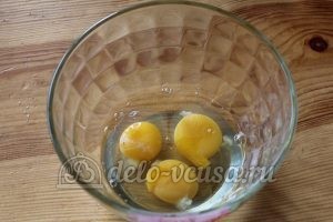 Блинчики с творогом и изюмом: Разбить яйца