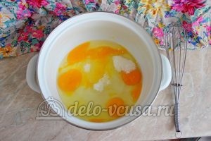 Блинчики с клубникой: Соединить сахар и яйца