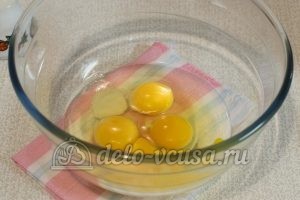 Блины на воде: Соединить яйца и соль