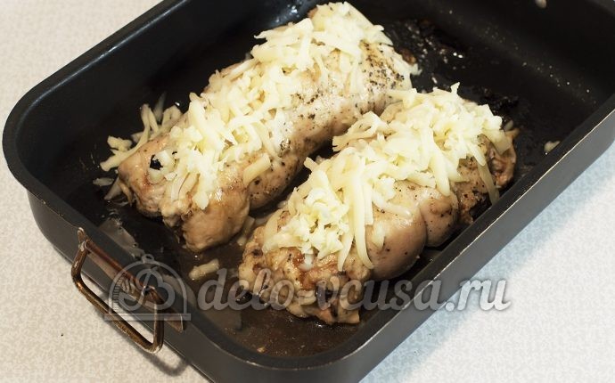 Куриный рулет с черносливом: Посыпать сыром