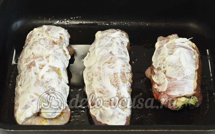 Куриный рулет с сыром и чесноком: Выкладываем рулеты на форму для запекания