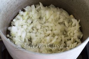 Пирожки с капустой и яйцом в духовке: Подготовить лук