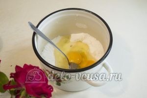 Пирог с клубникой и заварным кремом: Растереть яйцо с крахмалом и сахаром