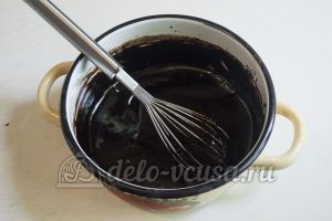Шоколадный торт с черникой: Добавить масло