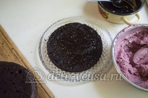 Шоколадный торт с черникой: Смазать корж глазурью