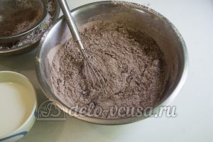 Шоколадный торт с черникой: Замешиваем тесто