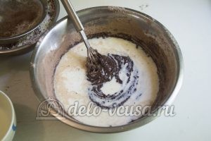 Шоколадный торт с черникой: Добавить молоко