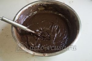 Шоколадный торт с черникой: Перемешать тесто
