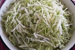 Салат из капусты и огурцов с уксусом: Нашинковать капусту