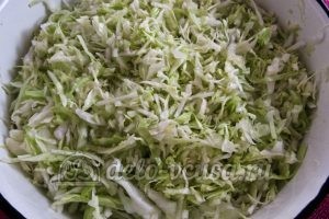 Салат из капусты и огурцов с уксусом: Капусту помять
