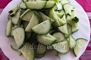 Салат из капусты и огурцов с уксусом: Огурцы порезать