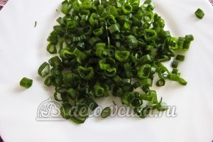 Салат из капусты и огурцов с уксусом: Измельчить зеленый лук