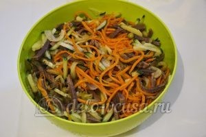 Салат с языком и морковью по-корейски: Соединить ингредиенты