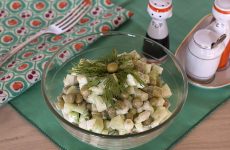 Салат с зеленым горошком и огурцом