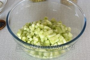 Салат с зеленым горошком и огурцом: Порезать огурцы