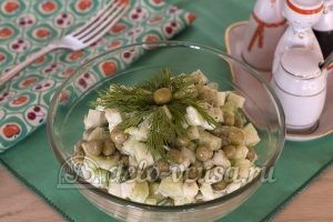 Салат с зеленым горошком и огурцом