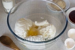 Сырники с вареньем: Соединить творог с яйцом