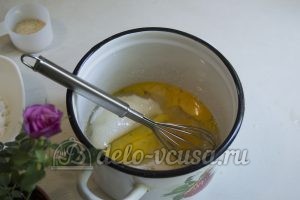 Торт Фрезье: Смешать яйца и сахар