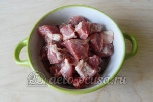 Жаркое из свинины в горшочках: Порезать мясо