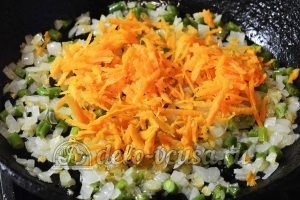 Куриный рулет с овощами: Добавить морковь