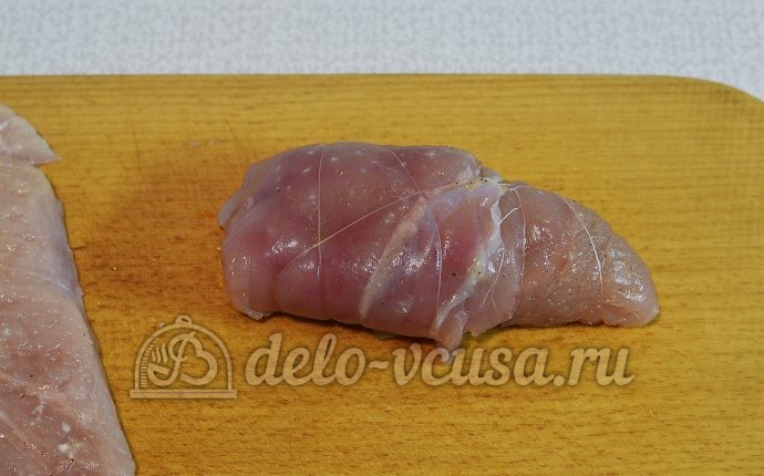 Куриный рулет с овощами: Свернуть рулет
