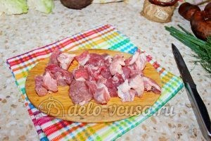 Борщ со свининой: Вымыть и нарезать свинину